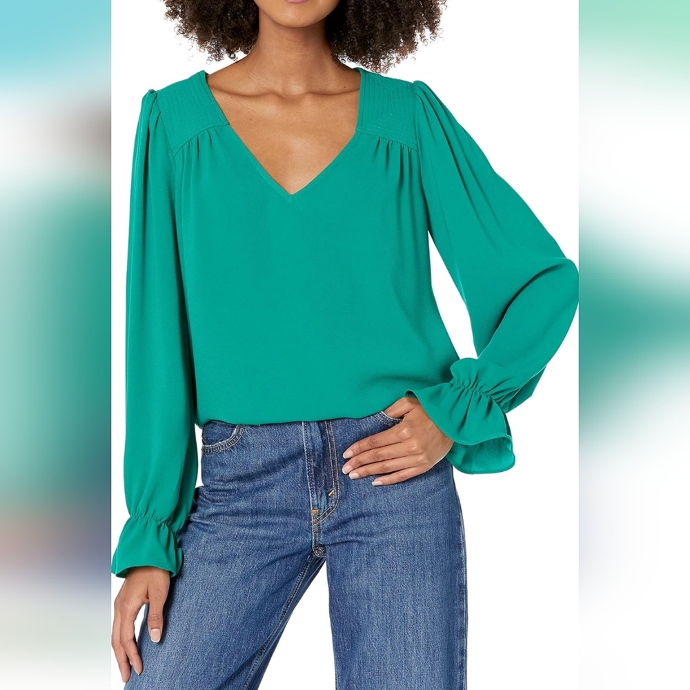 🔥 MMAO- DONATING on SUNDAY🔥VGUC like new Trina turk v neck work blouse